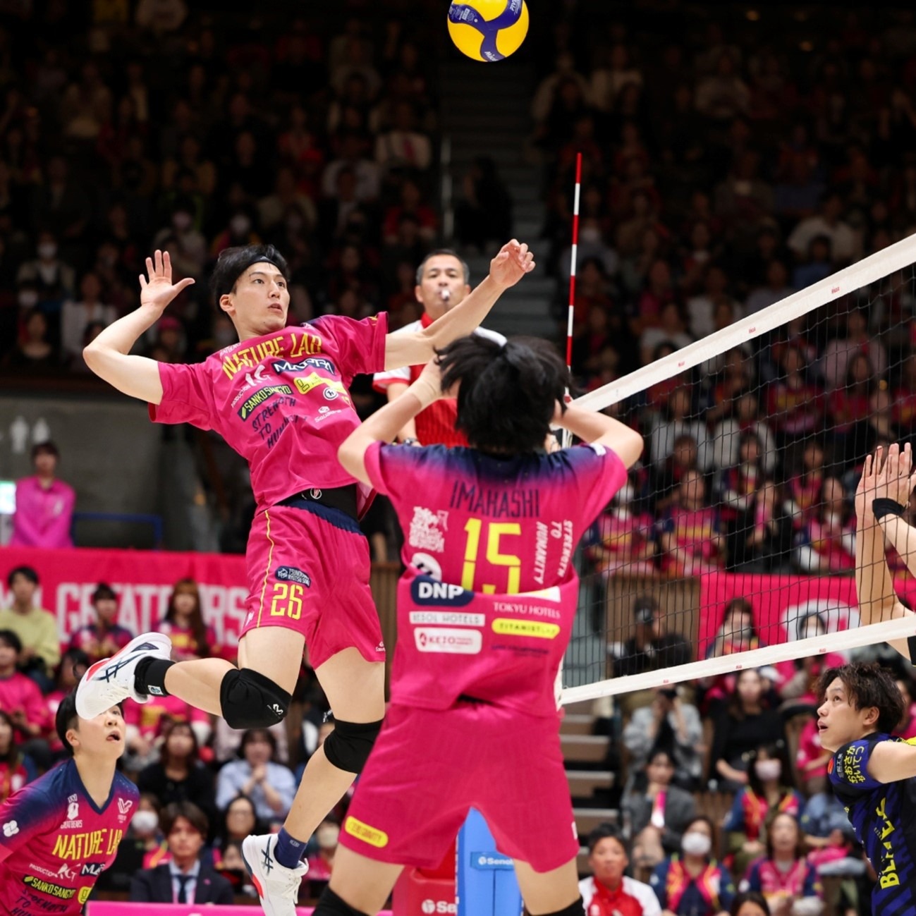 F1中国大奖赛：汉密尔顿冲刺赛夺冠 皮亚斯特里夺正赛杆位